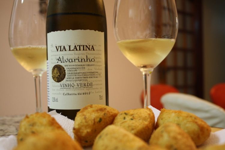 Vinho Verde e bolinho de bacalhau